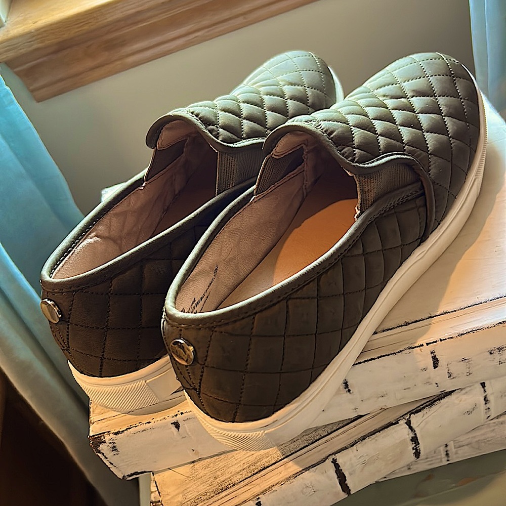 Mossimo Ladies 10 Quilted Olive 🫒 Slip on Sneakers 👟